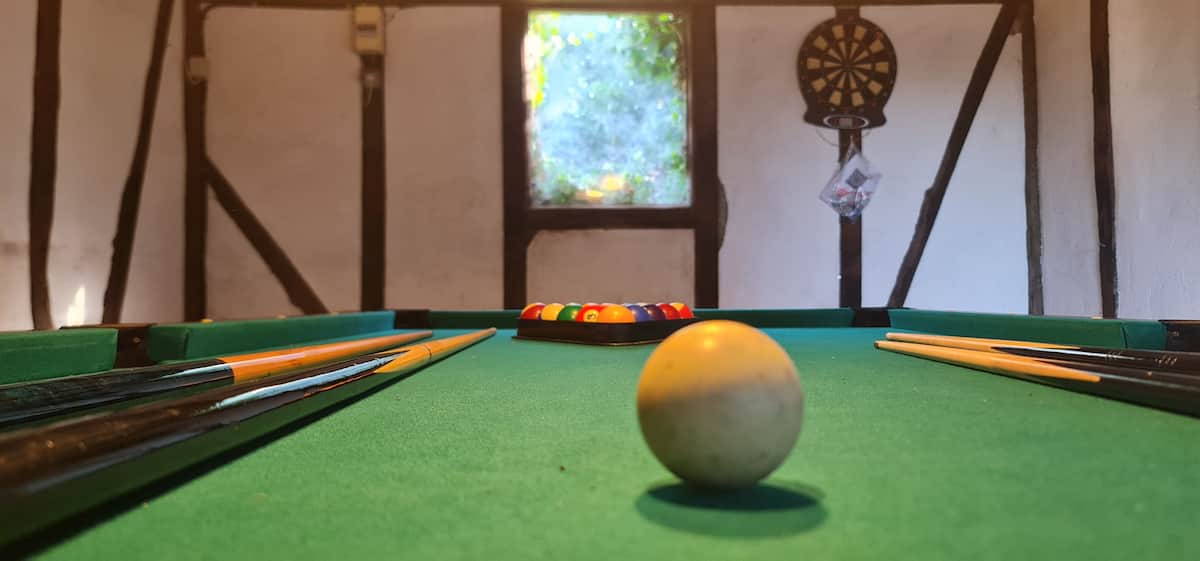 Table de billard et cible de fléchettes dans la salle de jeux