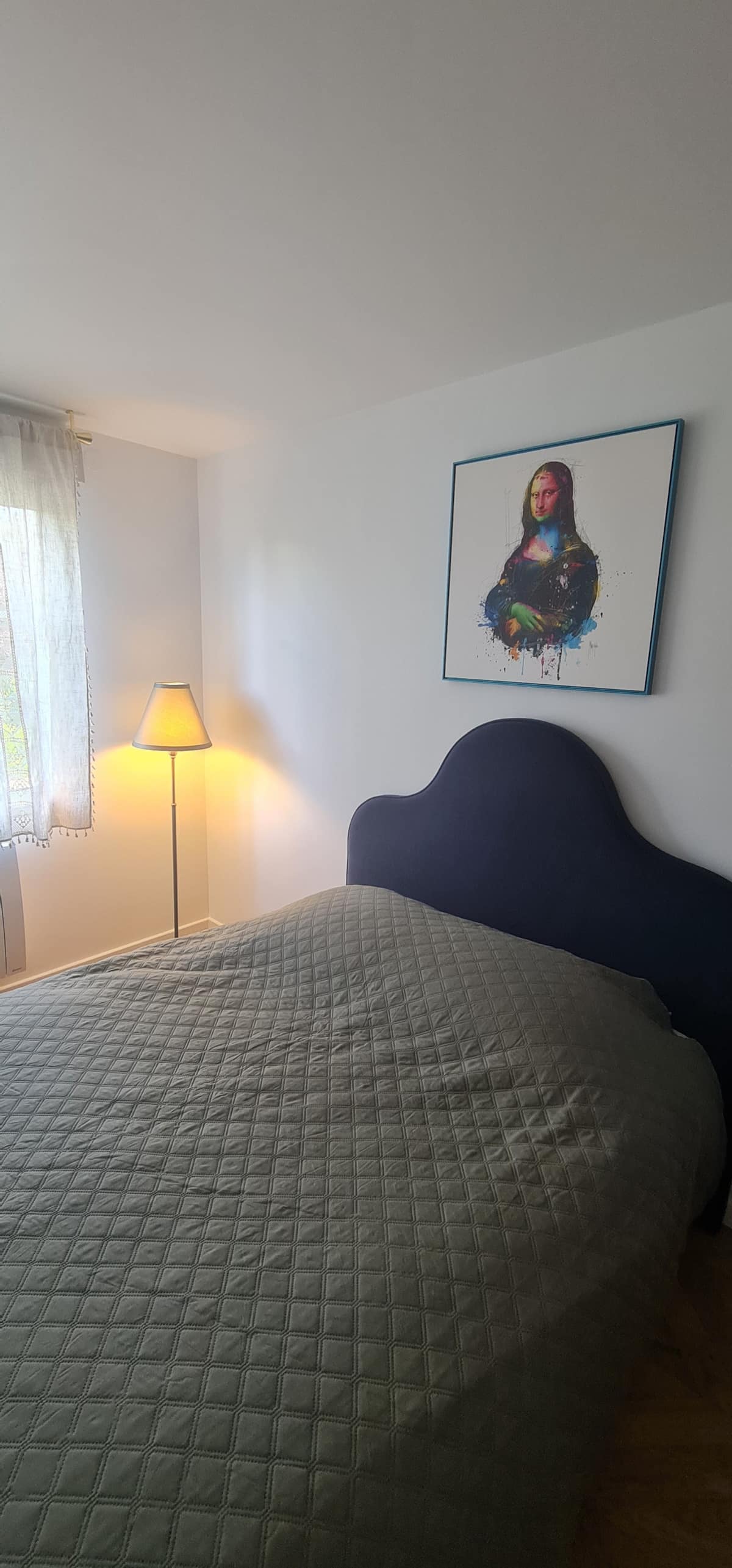 Chambre avec lit double et toile pop-art de la Joconde
